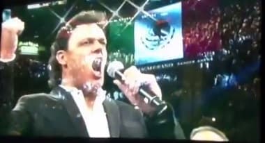Uno de los pocos cantantes de regional mexicano que ha salido bien librado al entonar las notas del Himno Nacional Mexicano ha sido Pedro Fernández.