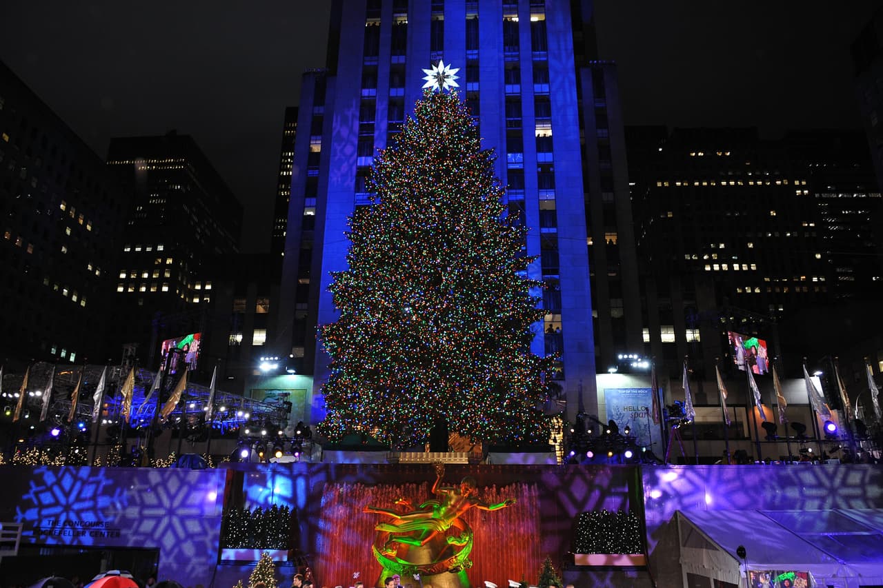 Noviembre 9: 
<b>Visita el Árbol de Navidad del Rockefeller Center</b>. Ese día el árbol será ubicado en la plaza, mientras que el 4 de diciembre será encendido por primera vez. En la plaza también podrás disfrutar de la emblemática pista de patinaje del Rockefeller Center.
