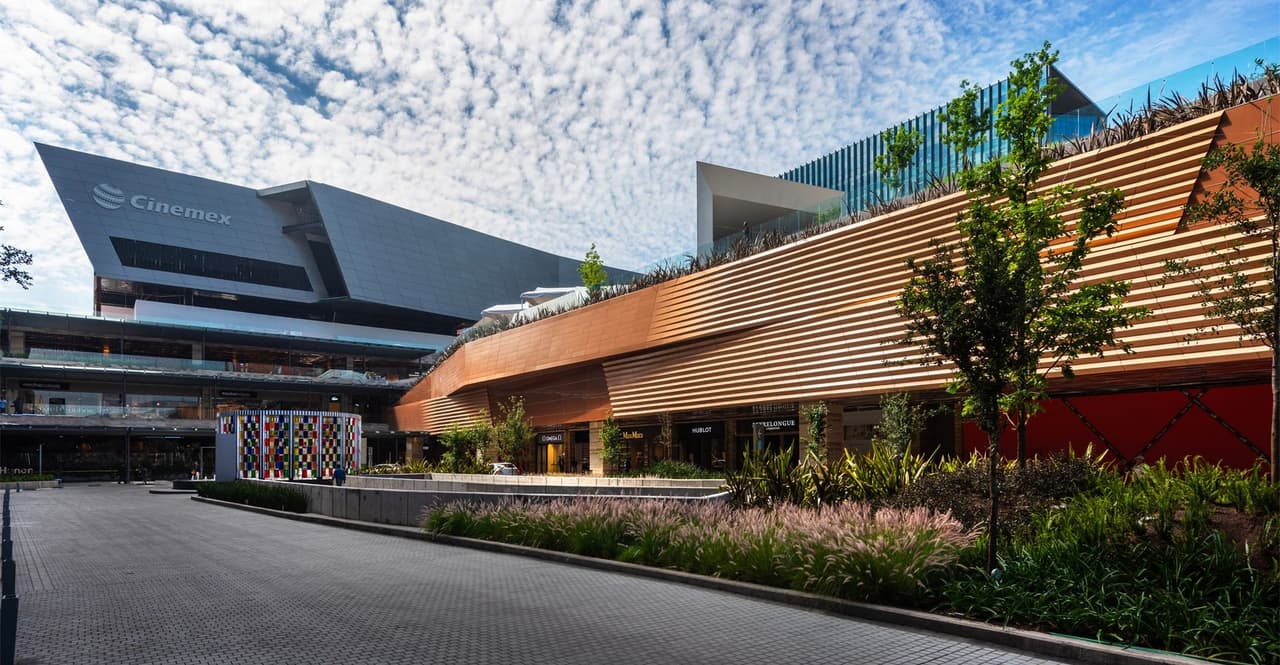 ¿Crimen pasional o ajuste de cuentas de la mafia israelí en México? Investigan ataque que deja dos muertos en exclusivo centro comercial