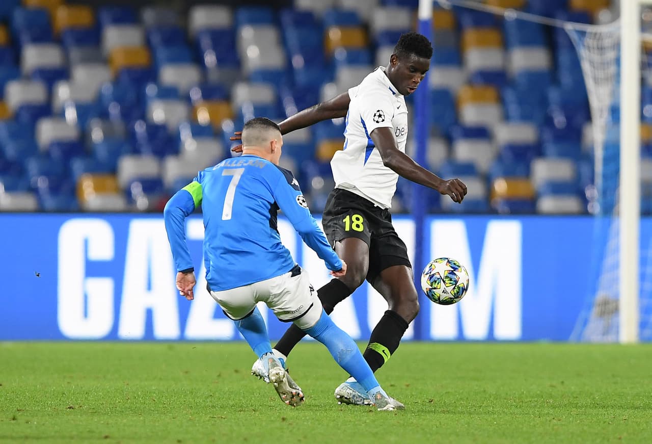 Paul Onuachu del KRC Genk trata de ganar el esférico a Jose Callejon del SSC Napoli.