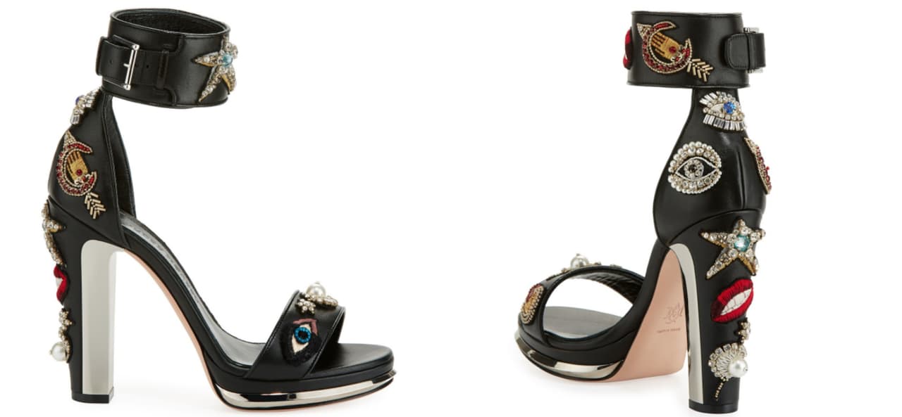 Los zapatos pertenecen a la colección navideña 2016 del fallecido diseñador británico Alexander McQueen.
<b><a href="https://www.neimanmarcus.com/Alexander-McQueen-Embellished-Leather-Ankle-Wrap-Sandal-Black-Multi/prod190000036_cat46520731__/p.prod?&ecid=NMAF__ShoeRazzi&CS_003=5630585&utm_medium=affiliate&utm_source=NMAF__ShoeRazzi">Las sandalias Obsession</a></b> están hechas en piel negra cerradas al tobillo, con tacón en metal y adornadas con cristal y pedrería en forma de estrellas, labios y ojos. El precio original
<a href="https://modesens.com/product/ALEXANDER-MCQUEEN-EMBELLISHED-LEATHER-ANKLE-WRAP-SANDAL-BLACK-MULTI-633023/?utm_expid=92191193-7.HoBJ1b7sSOOCMPtK9Nkmfg.0&utm_referrer=https%3A%2F%2Fwww.google.com%2F">superaba los $2000 dólares</a>.