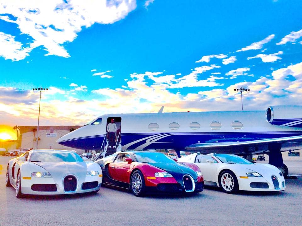 Y, por último, tenemos a Floyd Mayweather Jr., quien cuenta no con una sino con varias unidades Bugattis distribuidas en tres ciudades a lo largo de Estados Unidos: Los Ángeles, Las Vegas y Miami. Entre ellas se encuentra un Chiron que compró el año pasado.
<br>
<br>
<b>Relacionado:</b>
<a href="https://www.univision.com/noticias/autos-y-famosos/fotos-de-la-coleccion-de-autos-de-floyd-mayweather-fotos#f9e6461c0000"><u>Fotos de la colección de autos de Floyd Mayweather</u></a>