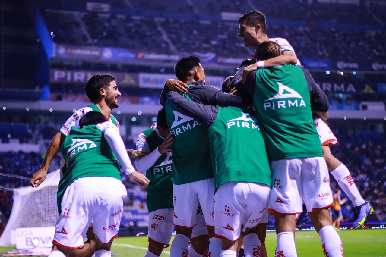 Necaxa evitó la derrota en el inicio de la Jornada 9 ante Puebla con un gol tardío de Agustín Oliveros que silenció el Estadio Cuauhtémoc. La Franja inició ganando con un tanto de Martín Barragán al minuto 15. Pero Facundo Batista encontraría el empate en el amanecer del segundo tiempo. Después Jordi Cortizo daría la vuelta para Puebla con un golazo que fue opacado por la acción de Oliveros.