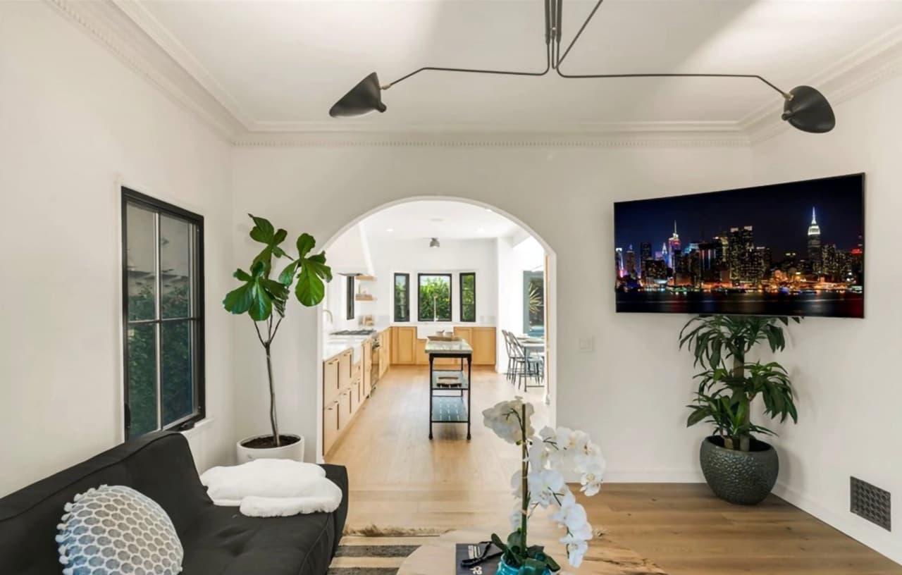 Tiene dos plantas y la cocina cuenta con gabinetes personalizados.
<br>