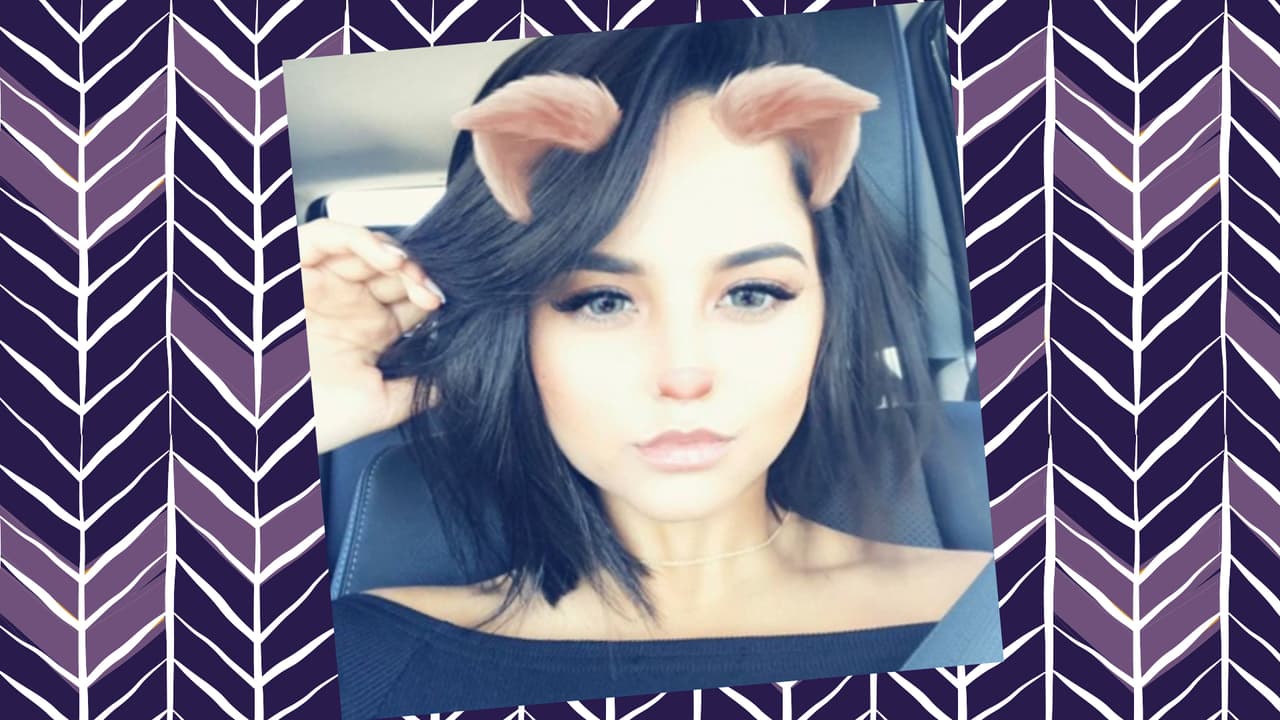 Vivian pudiera ser fácilmente la doble de nuestra Becky G. Ambas cantan, bailan y adoran las cámaras. A Becky la vimos de jueza invitada en Pequeños Gigantes USA y Vivian tampoco es ajena a los shows de Univision pues participó en 2016 en Va Por Ti. ¿En qué se parecen y en qué no?