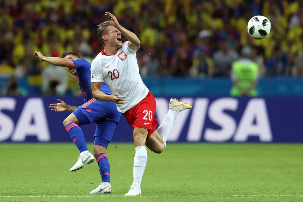 Cada balón era disputado, había forcejeo, golpes, empujones y aquí en la imagen se aprecia a Lukasz Piszczek recibir un empellón al momento de intentar recibir un pase.