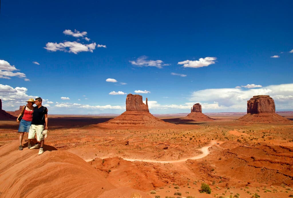 “La asombrosa belleza escénica del prístino paisaje desértico también refleja la reverencia que las comunidades tribales de Arizona tienen por la tierra”, señala el parque.