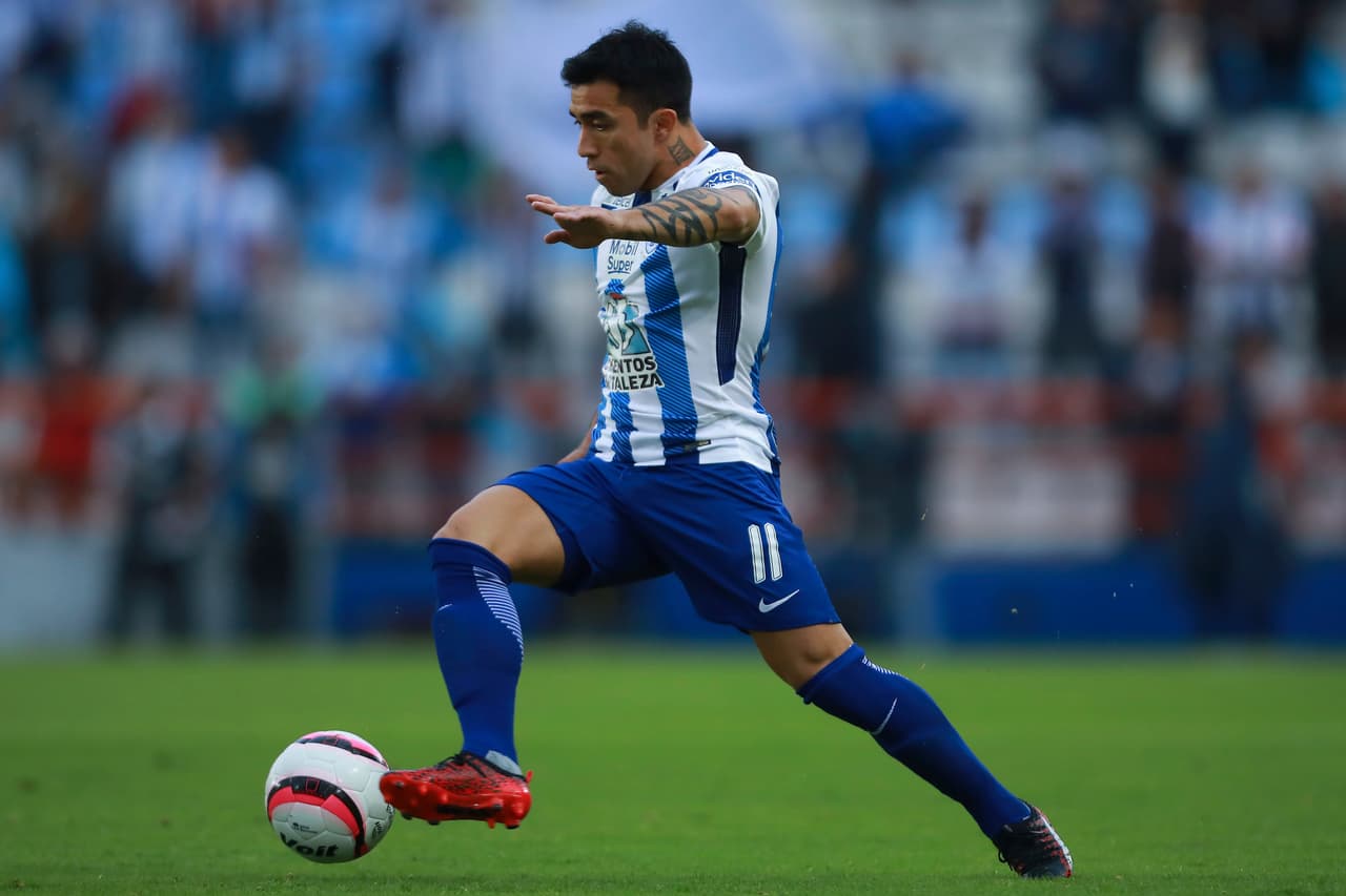 PACHUCA, MEXICO - JULY 29: Edson Puch of Pachuca drives the ball during the 2nd round match between Pachuca and America as part of the Torneo Apertura 2017 Liga MX at Hidalgo Stadium on July 29, 2017 in Pachuca, Mexico. (Photo by Hector Vivas/LatinContent/Getty Images)