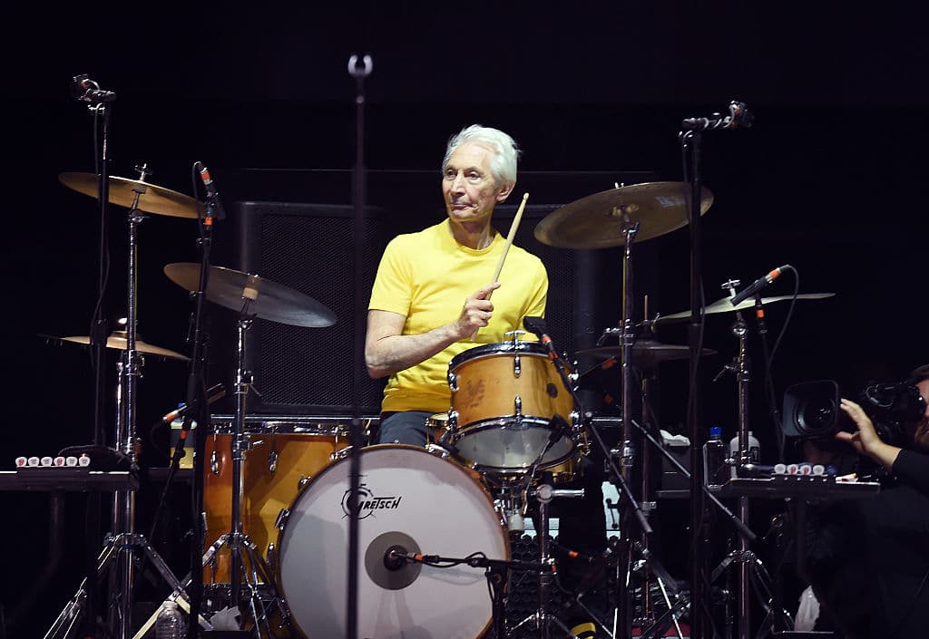 Charlie Watts, el legendario baterista de Rolling Stones, falleció el 24 de agosto a los 80 años, después de haberse sometido a una operación cardíaca de emergencia.