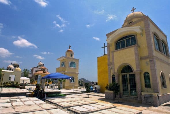 Las extravagancias de los narcotraficantes no tienen límites. Algunas de las tumbas que fungen como su última morada bien podrían ser habitadas por vivos.