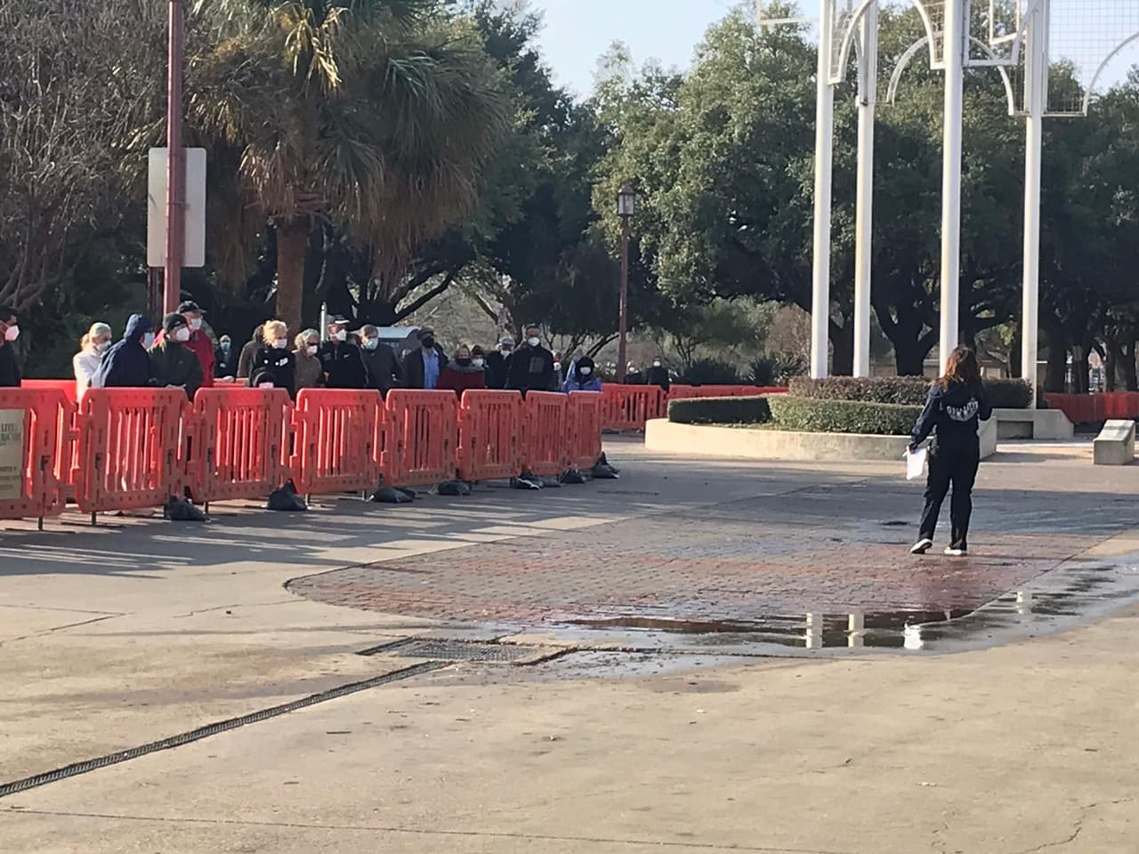 De acuerdo con el juez del Condado Dallas, la meta es enfocarse en las personas mayores de edad que están en riesgo de sufrir complicaciones de salud en caso de contagiarse del coronavirus y terminar hospitalizadas.