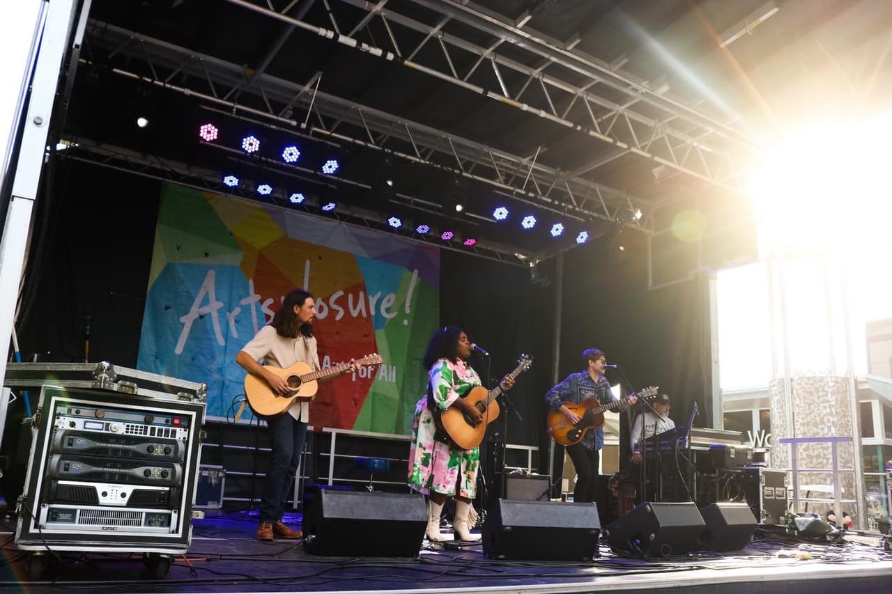 También podrás ver actuaciones de 
<b><a href="https://raleighartsfestival.com/performances/">música en vivo</a></b> en el escenario principal de artistas emergentes nacionales y regionales.