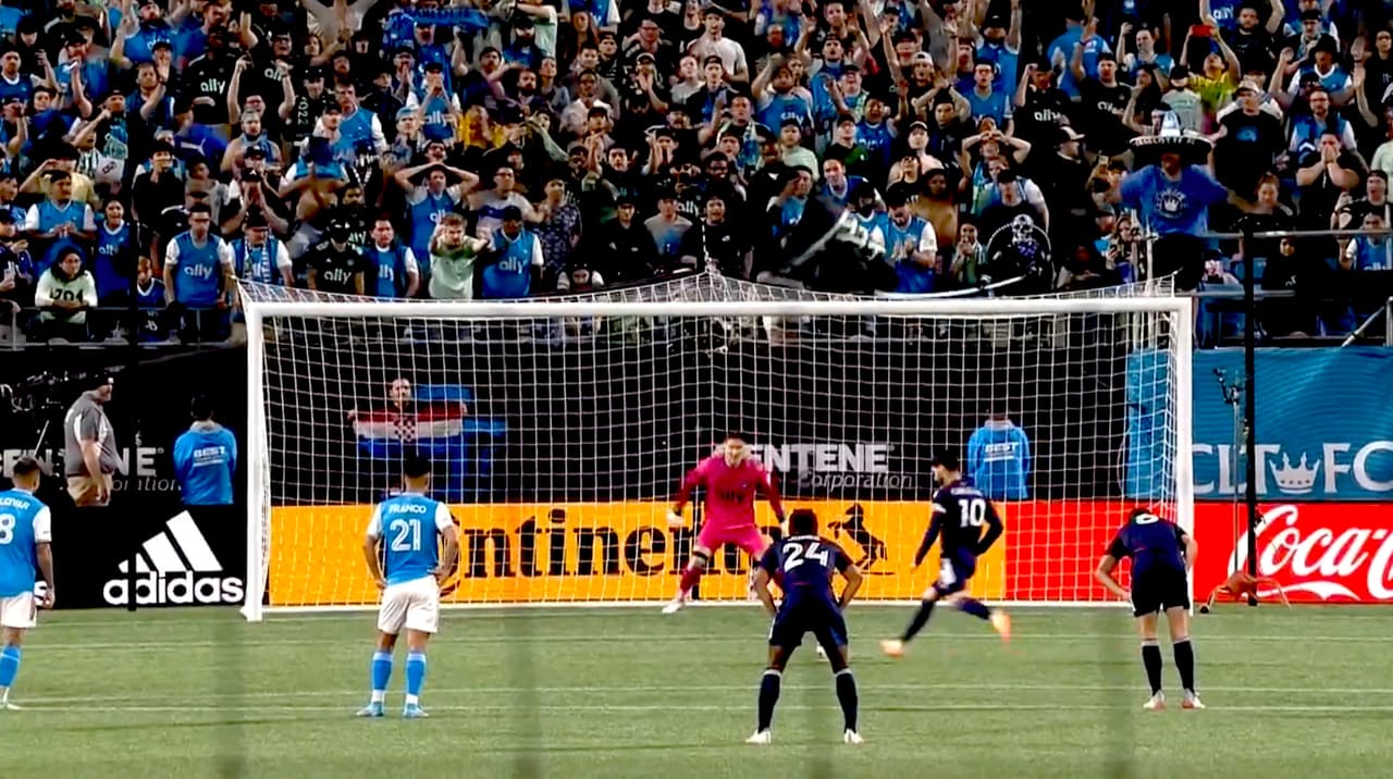 ¡Excelsa definición! Carles Gil marca de penal y New England empata el marcador