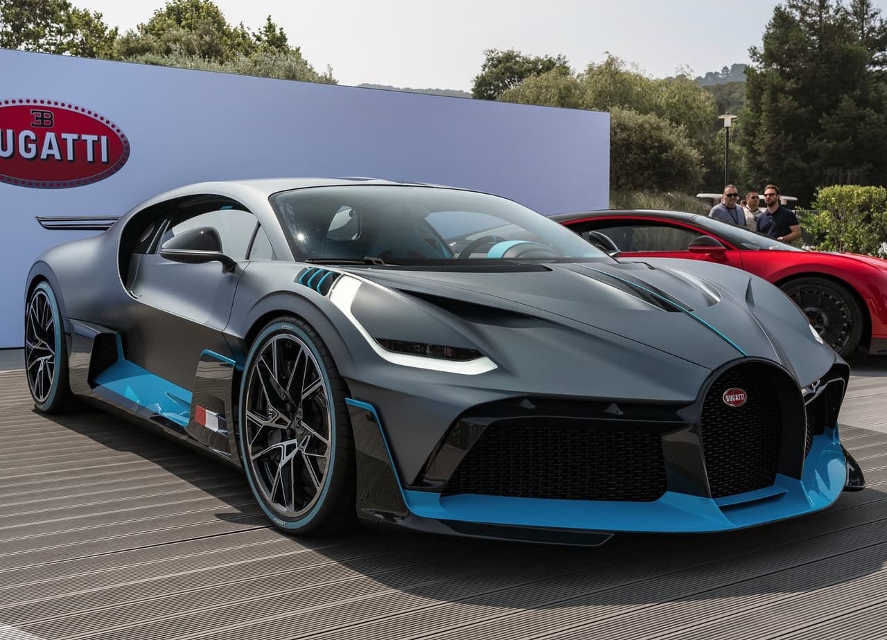 <h3 class="cms-H3-H3"><b>Bugatti Divo - 1,479 caballos de fuerza</b></h3>
<br>
<br>El Bugatti Divo fue diseñado teniendo como prioridad su agilidad. Monta el mismo motor que el Bugatti Chiron, un W16 de 8.0 litros y cuatro turbos con la capacidad de generar casi 1,500 caballos de fuerza. Su transmisión es una automática DSG de siete velocidades y doble embrague que le permite acelerar de 0 a 62 mph (100 km/h) en 2.4 segundos. En total, Bugatti fabricó tan solo 40 unidades que fueron vendidas a un grupo selecto de clientes de la firma. Su precio: 5.8 millones de dólares.
<br>