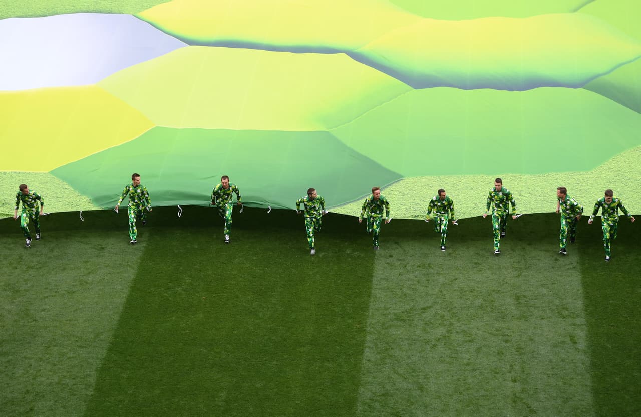 En el comienzo, se desplegó una imagen que con el verde tuvo la imagen de un balón y sobre la cual se desarrolló toda la presentación.