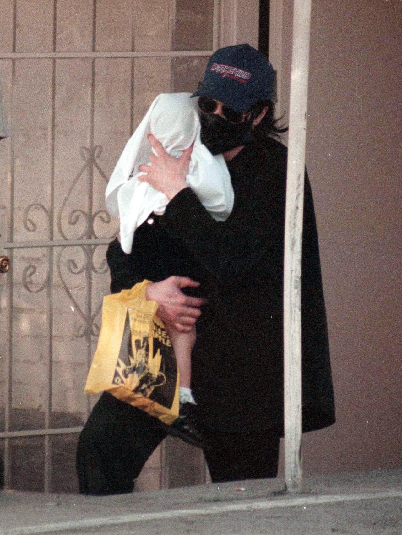 ¿Y de dónde salió ‘Blanket’? El tercer hijo del ‘Rey del Pop’ fue producto de una inseminación artificial entre el esperma de Michael y el vientre subrogado de una mujer, cuya identidad es desconocida hasta el día de hoy.