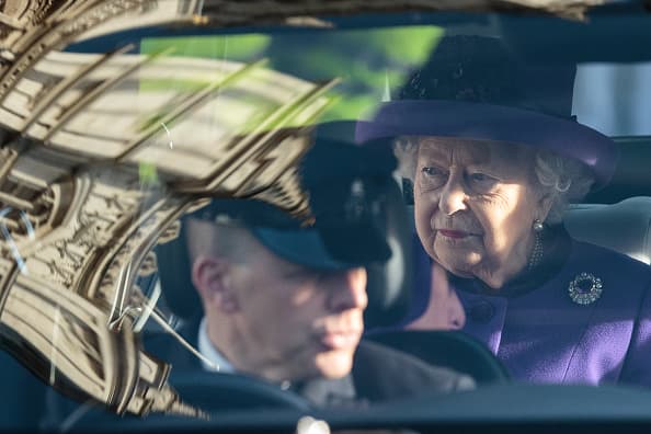 Hasta antes de esta decisión, la reina Isabel II era la única persona en el Reino Unido que gozaba el exclusivo derecho de conducir un vehículo sin necesidad de tener licencia o carnet.