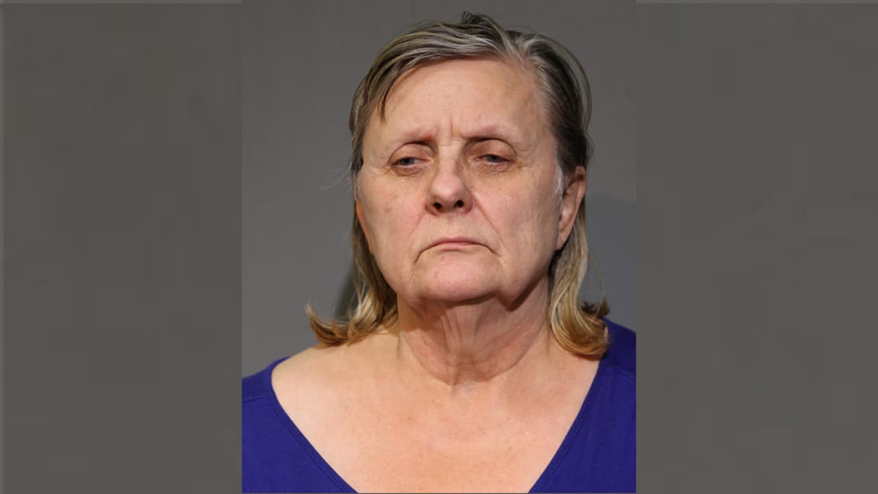 Eva Bratcher fue acusada de ocultar el cuerpo de su madre en un congelador desde 2021.