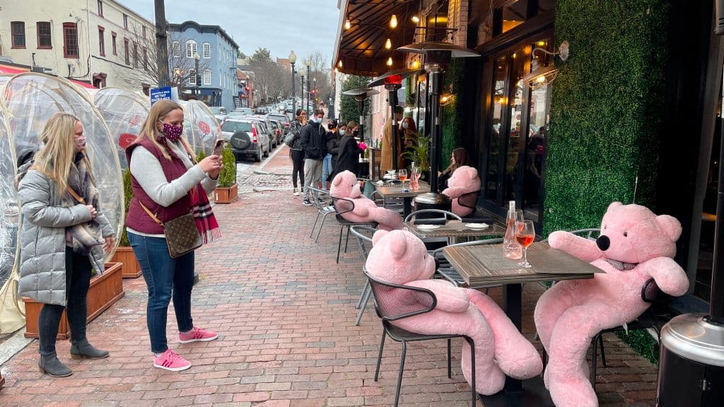 Osos de peluche rosados fueron este domingo los comensales de este restaurante en Georgetown, Washington, DC.