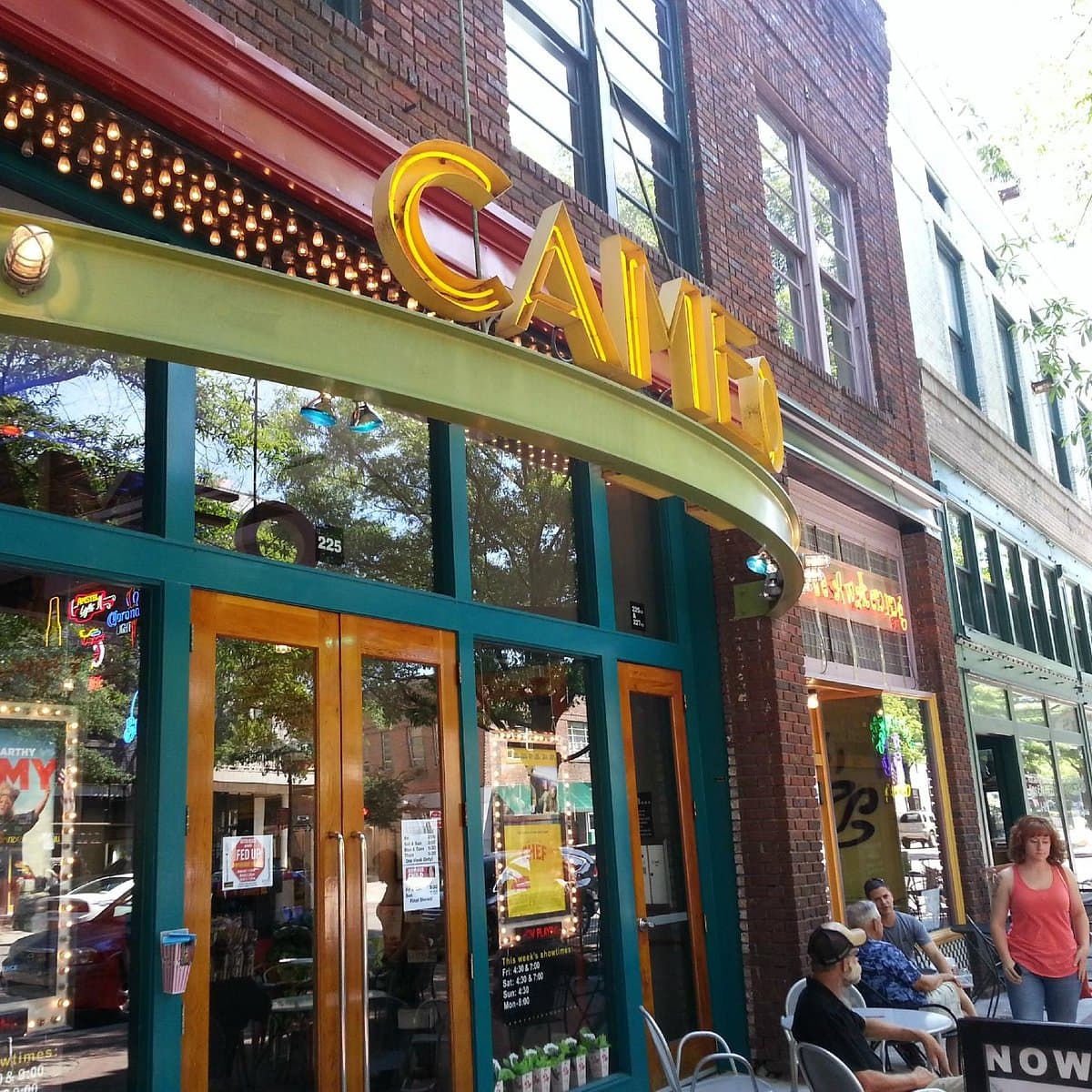 <b>3. CAMEO Art House Theatre</b>
<br>Este cine ha ganado numerosos premios de preservación y reutilización adaptativa y agregó una segunda pantalla, el Loge, en el segundo piso de su edificio estilo tienda de dos pisos, en 2002.
<br>