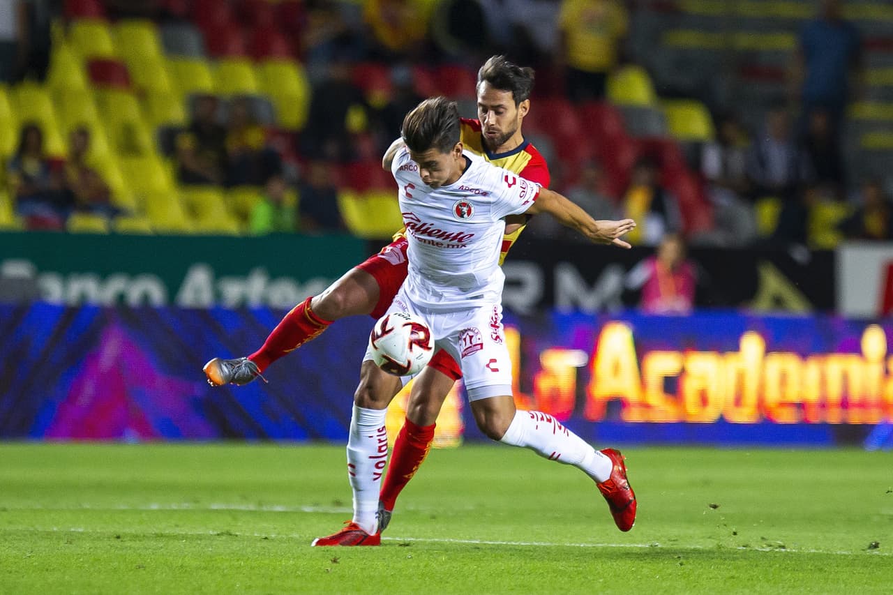 Erick Torres y Vargas tuvieron un fuerte choque. Se comenzaba a calentar el encuentro.