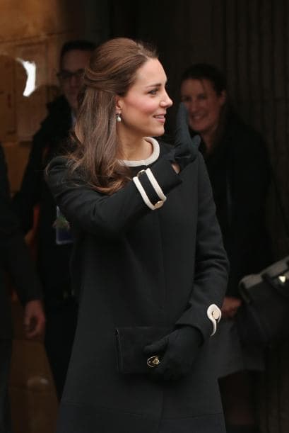 Bellísima, impecable, cientos de personas acudieron al lugar para ver de cerca a la futura reina de Inglaterra.