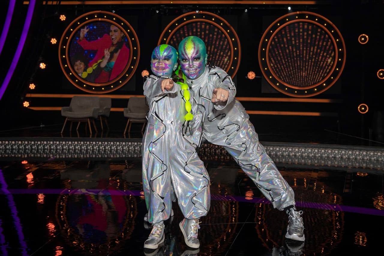 Mariana Echeverría y Arly se lucieron con un performance de baile y se caracterizaron como alienígenas, con un sorprendente maquillaje.