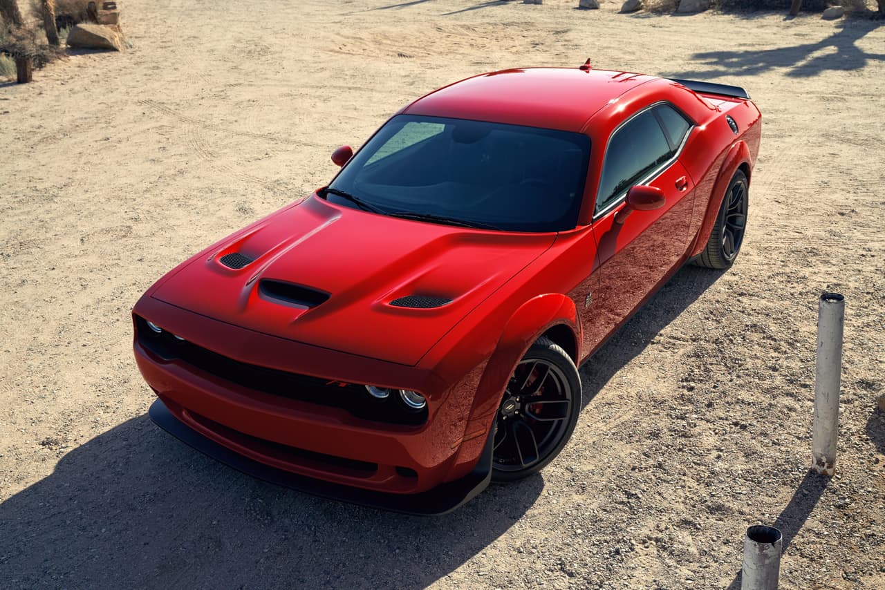 <b>Dodge Challenger 2020</b>
<br>Potencia mínima: 305 caballos de fuerza
<br>Precio de venta sugerido por el fabricante: $27,995
<br>
<br>El Dodge Challenger une lo viejo y lo nuevo, gracias a su estilo retro de ‘muscle car’ y una cabina repleta de tecnología reciente. Claro, hay versiones mucho más potentes, como el Hellcat con sus 707 caballos de fuerza, pero eso no quiere decir que el V6 en la variante base sea incapaz de hacerte disfrutar de esos trayectos libres en la carretera. Su interior espacioso también invita a pasarla bien con amigos o familiares y todo por menos de $30,000.