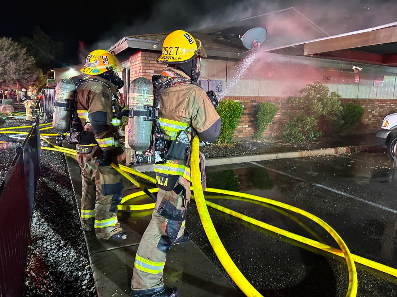 Se desplegaron rápidamente líneas para para atacar las llamas y tratar de contenerlas antes de que provocaran un mayor daño a la vivienda, o amenazaran estructuras cercanas.