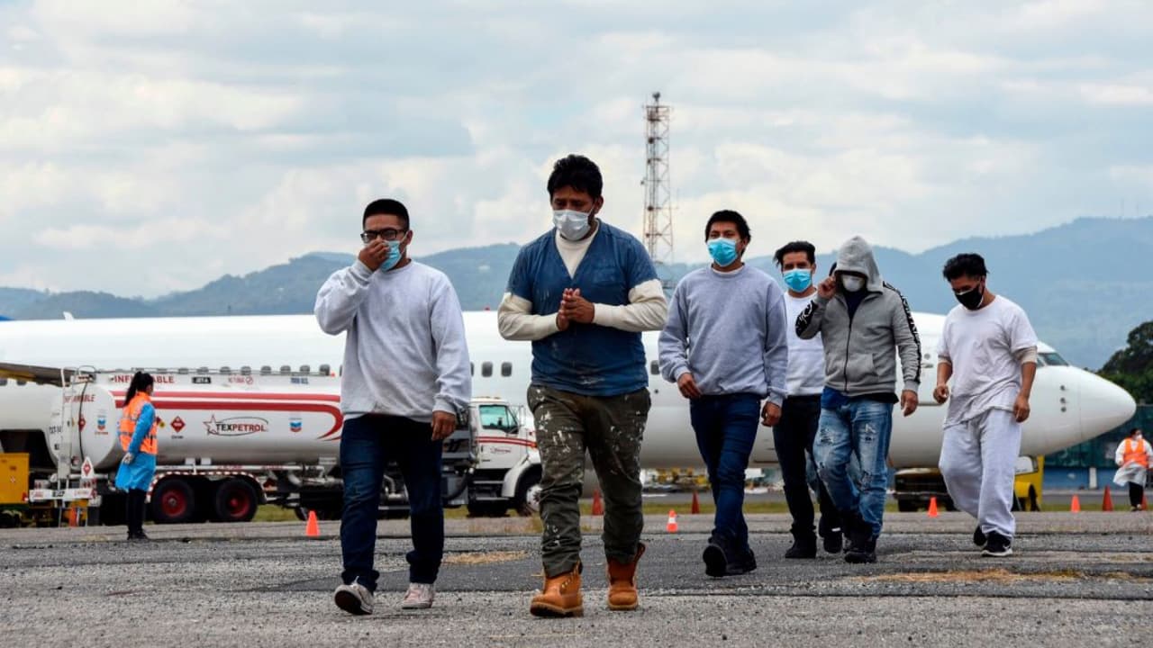 Juez extiende hasta el 23 de febrero bloqueo de la moratoria de deportaciones de Biden