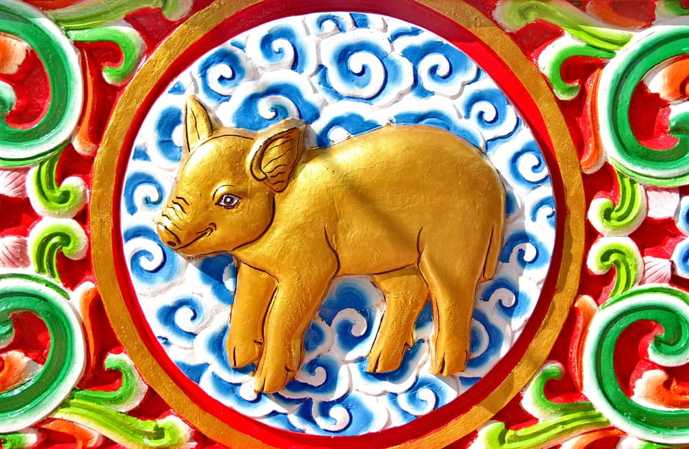 Igual sucede con el jabalí o cerdo, un animal que representa la honestidad, la bondad, la fidelidad y muchas otras buenas cualidades que no se identifican con los atributos que se le da en otras partes del mundo que hasta llegan a considerarlo ¡“inmundo”!