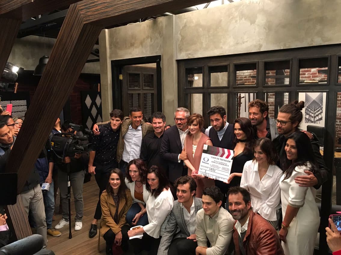 Al terminar la ceremonia, el elenco se reunió para dar paso al tradicional 'pizarrazo' de inicio de grabaciones.