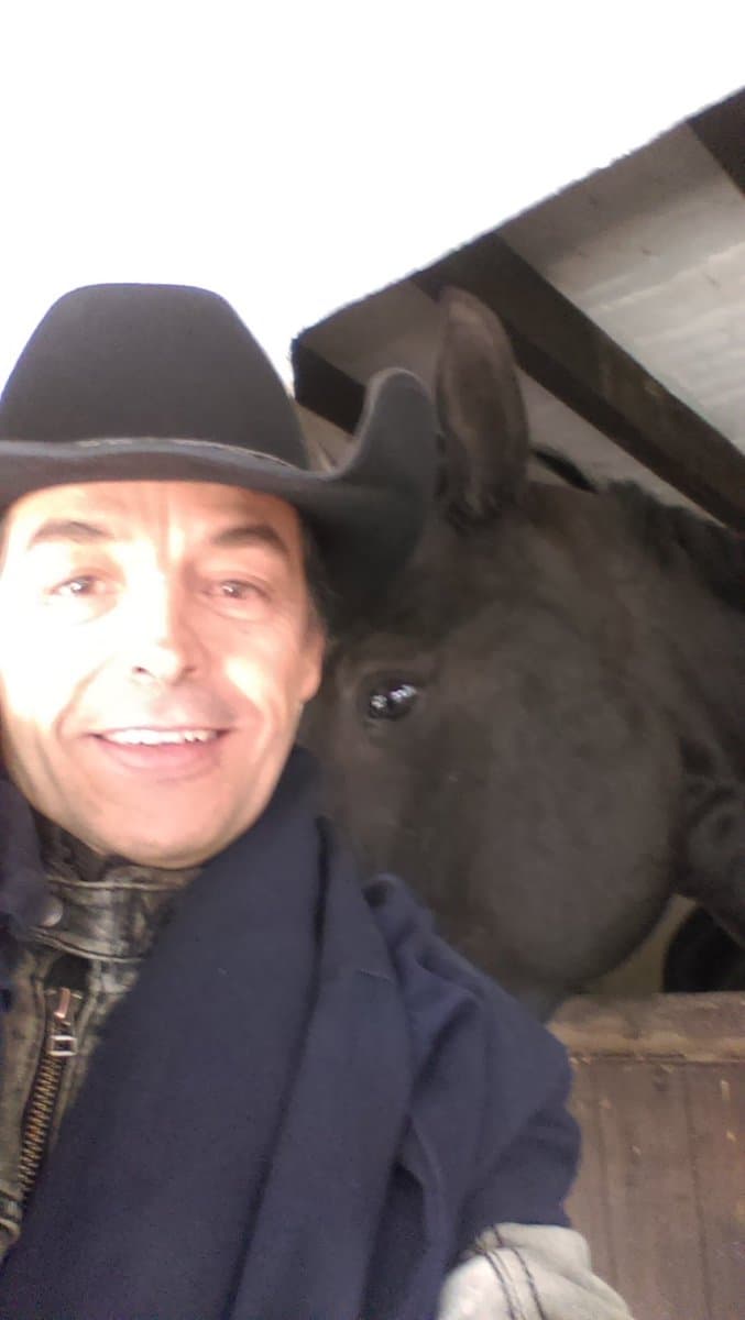 "Al ver el tipo que no podía pegarme en la cara salvo en la sien que me hizo un chipote grandísimo, me dejó un ojo morado de un lado, salgo de eso, me tapé la cara, me empezó a golpear debajo de las costillas, y como tengo mis pulmones y mi riñón, me pegaba con tal fuerza que yo empecé a gritar con todas mis fuerzas '¡Auxilio, auxilio!'", detalló el hijo de Alberto Vázquez.