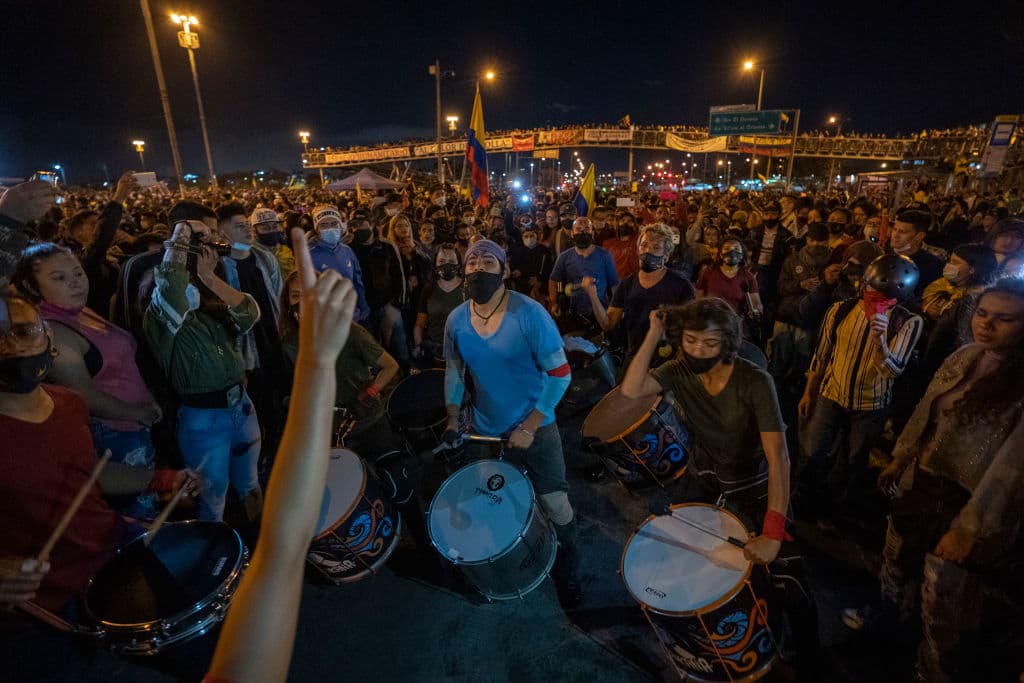 Los manifestantes también pusieron música y baile a la protesta.