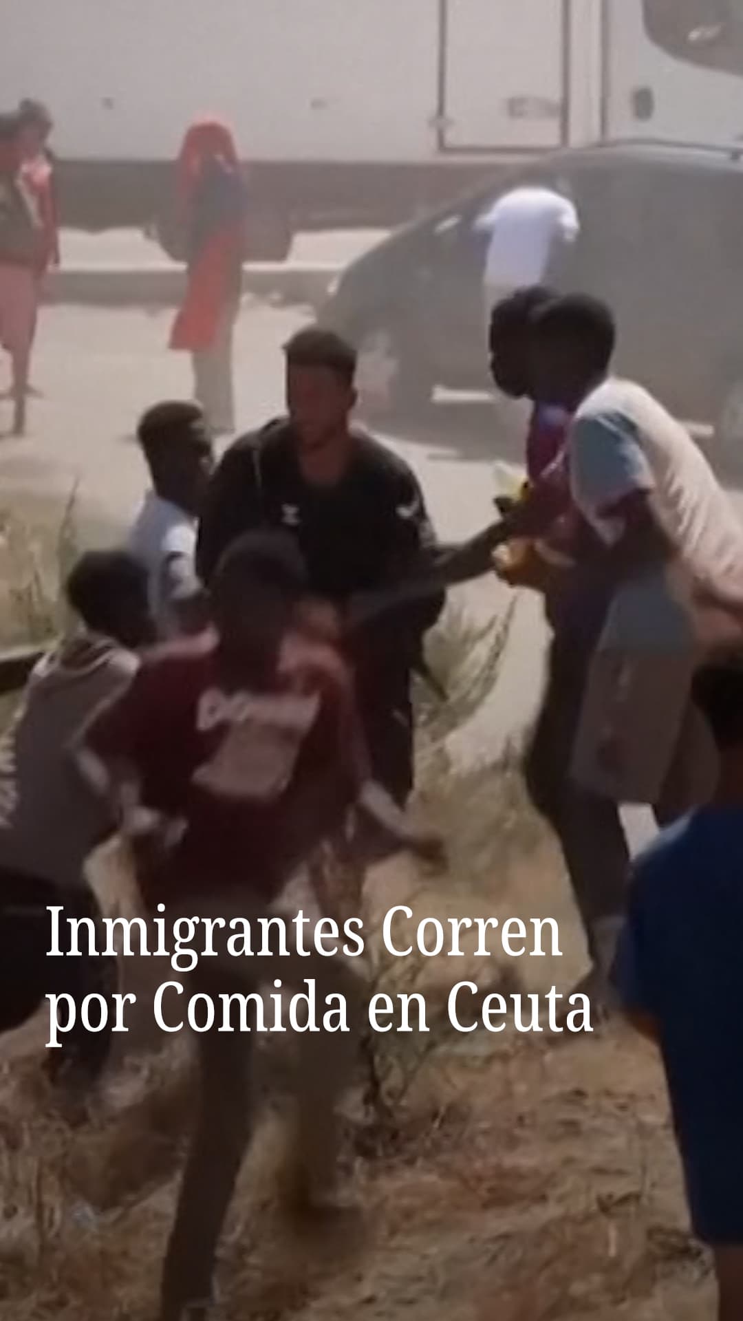 Inmigrantes corren por comida en Ceuta