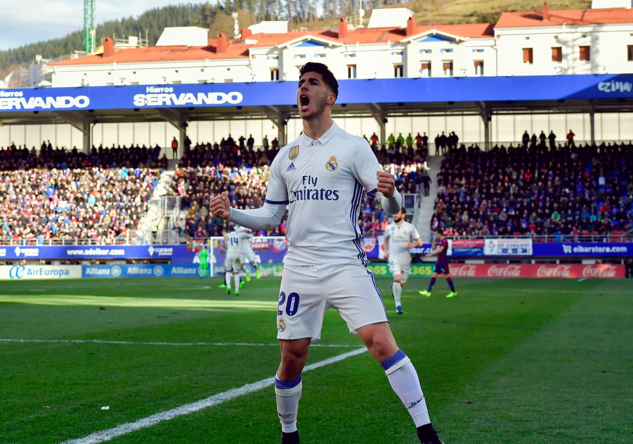 Se dice que Marco Asensio (21 años) podría quedarse a pelear un puesto en el Real Madrid, pero tres de los grandes de la Premier League lo quieren. Arsenal, Chelsea y Liverpool tienen en el mediocampista español un deseo para reforzar sus plantillas para la próxima temporada.