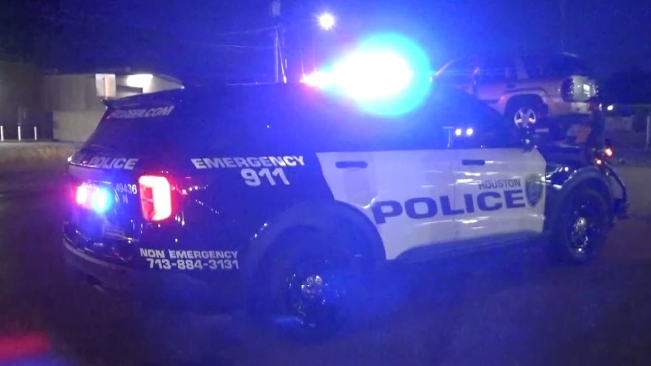 Las autoridades revisan cámaras de vigilancia del lugar y solicitan ayuda ciudadana con información sobre este caso.