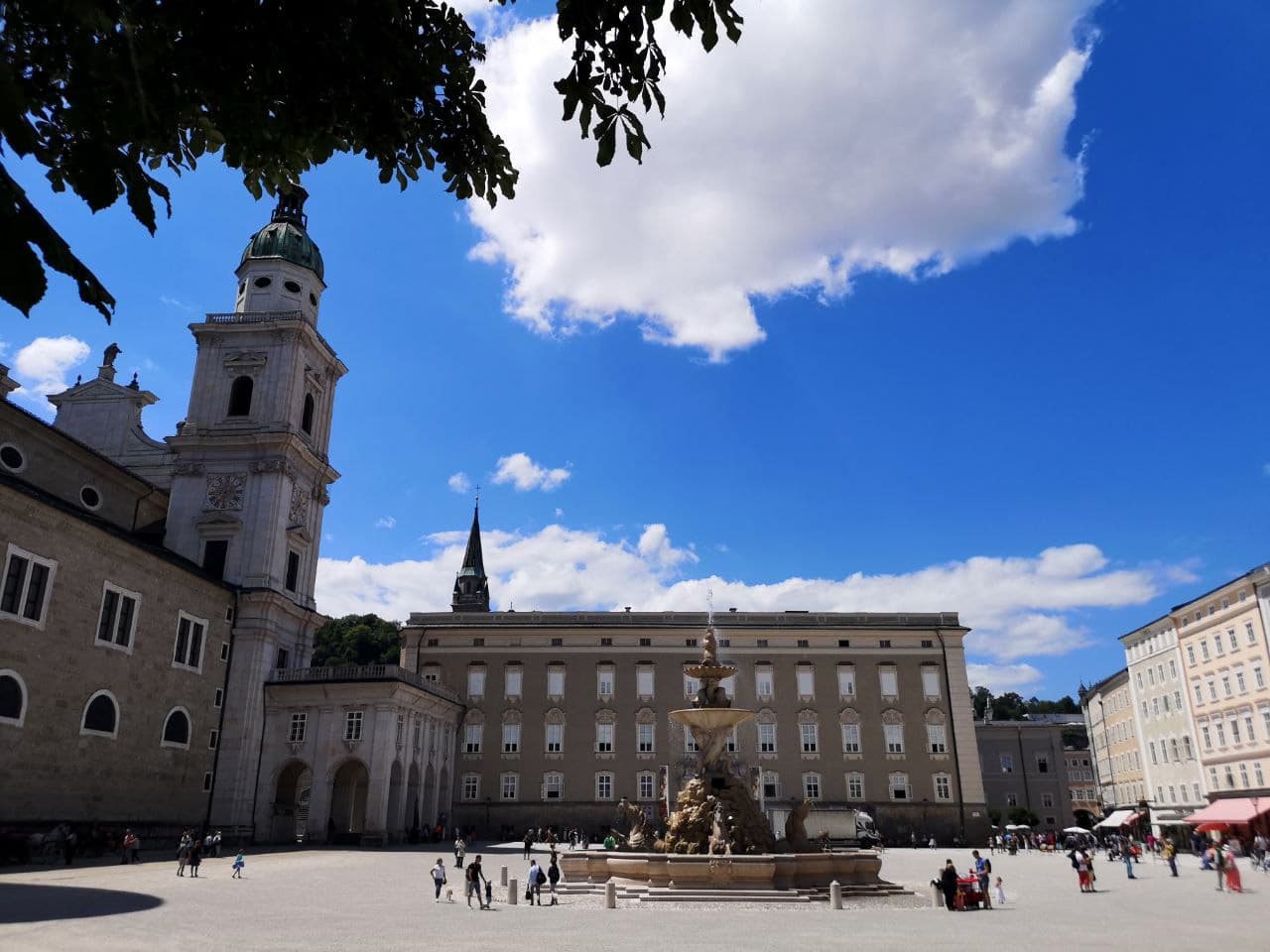 <h3 class="cms-H3-H3">6. Salzburgo, Austria</h3>
<br>
<br>En esta ciudad nació el famosos compositor Wolfang Amadeus Mozart. Tiene
<b>una división marcada por el río Salzach. </b>Por un lado, el histórico casco de la ciudad con su infraestructura peatonal y, por el otro, la parte moderna, donde se puede encontrar la
<i>Bräustübl zu Mülln</i>,
<b>la cervecería más grande del país</b>.