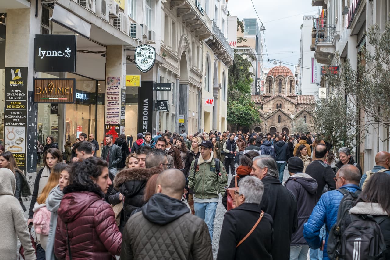 <b>Puesto 4: Atenas, Grecia.</b> La situación económica es el principal motivo de estrés en un país que enfrenta una profunda crisis financiera, que ha necesitado rescates. Su tasa de desempleo (17.3%) es la segunda más alta de cualquier nación europea investigada. Además, en Atenas, los trabajadores gastan 38 minutos en el viaje de ida a su empleo y trabajan un promedio de 40 horas a la semana.
<br>