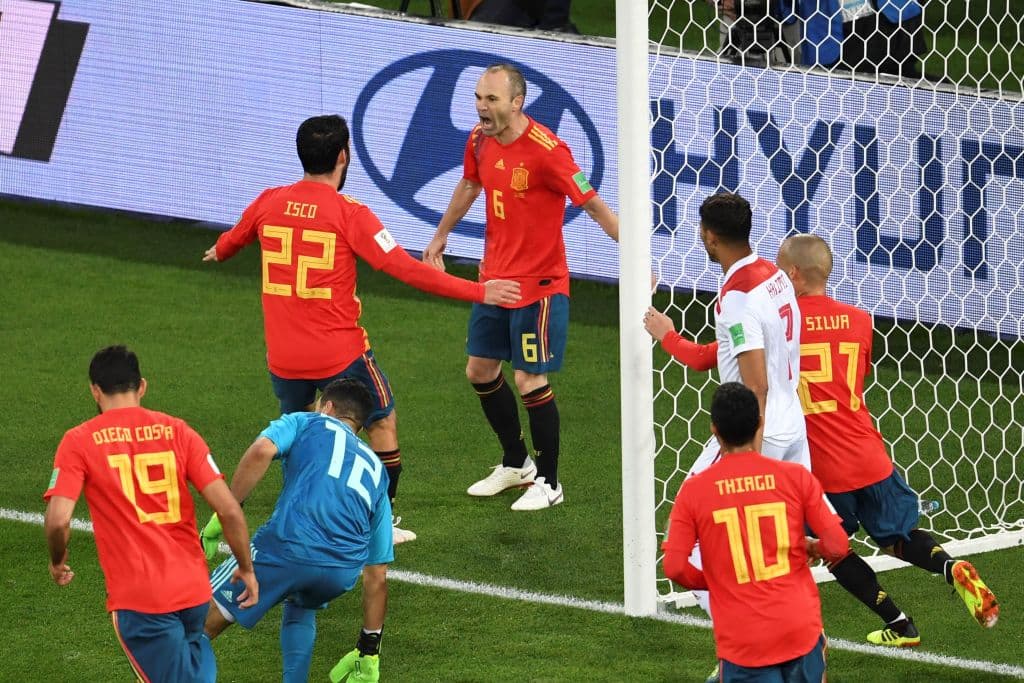 Así fue como tras una pared y pase gol de Iniesta, Isco empató al minuto 19 del primer tiempo.