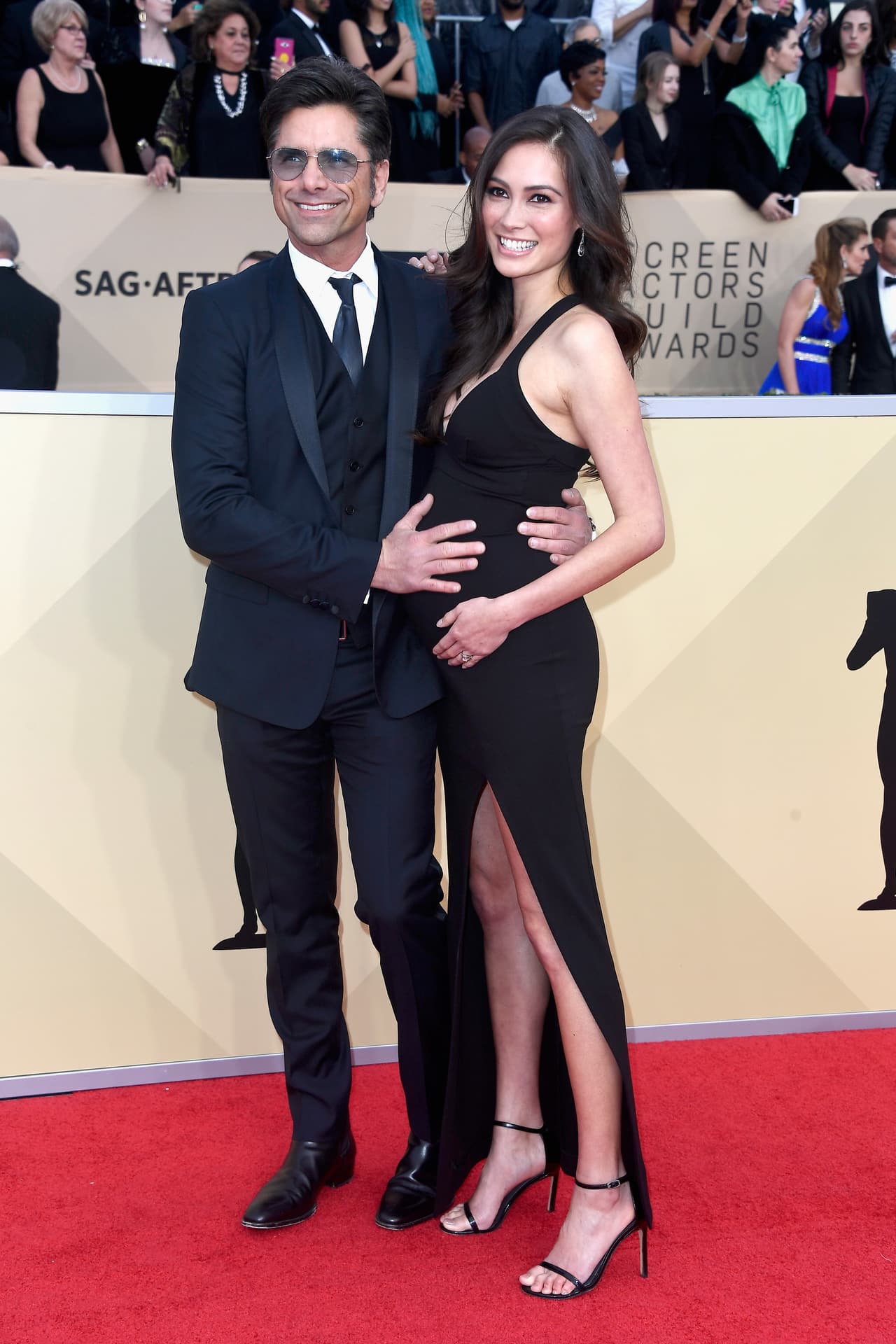 John Stamos estuvo acompañado por su prometida Caitlin McHugh, quien el 20 de enero reveló a través de Instagram que se encuentra embarazada.