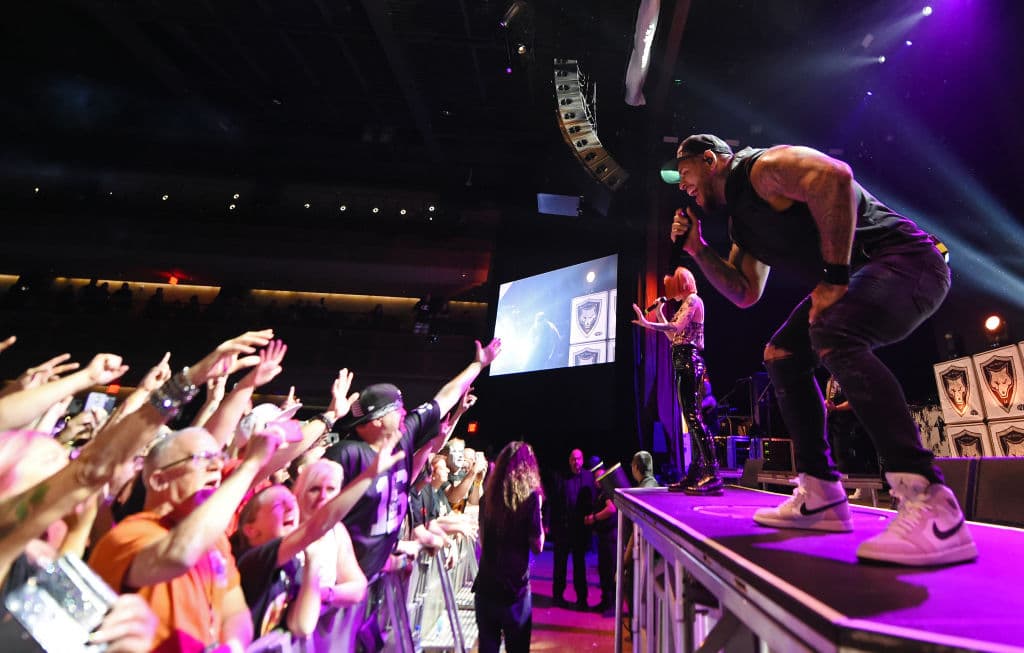 California permitirá conciertos y reuniones en interiores a medida que caen los casos de coronavirus