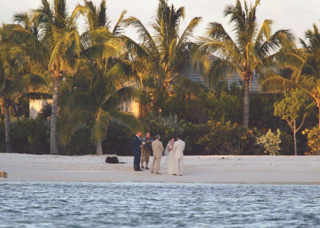 Solo con un amigo, el pastor y el fotógrafo de testigos.