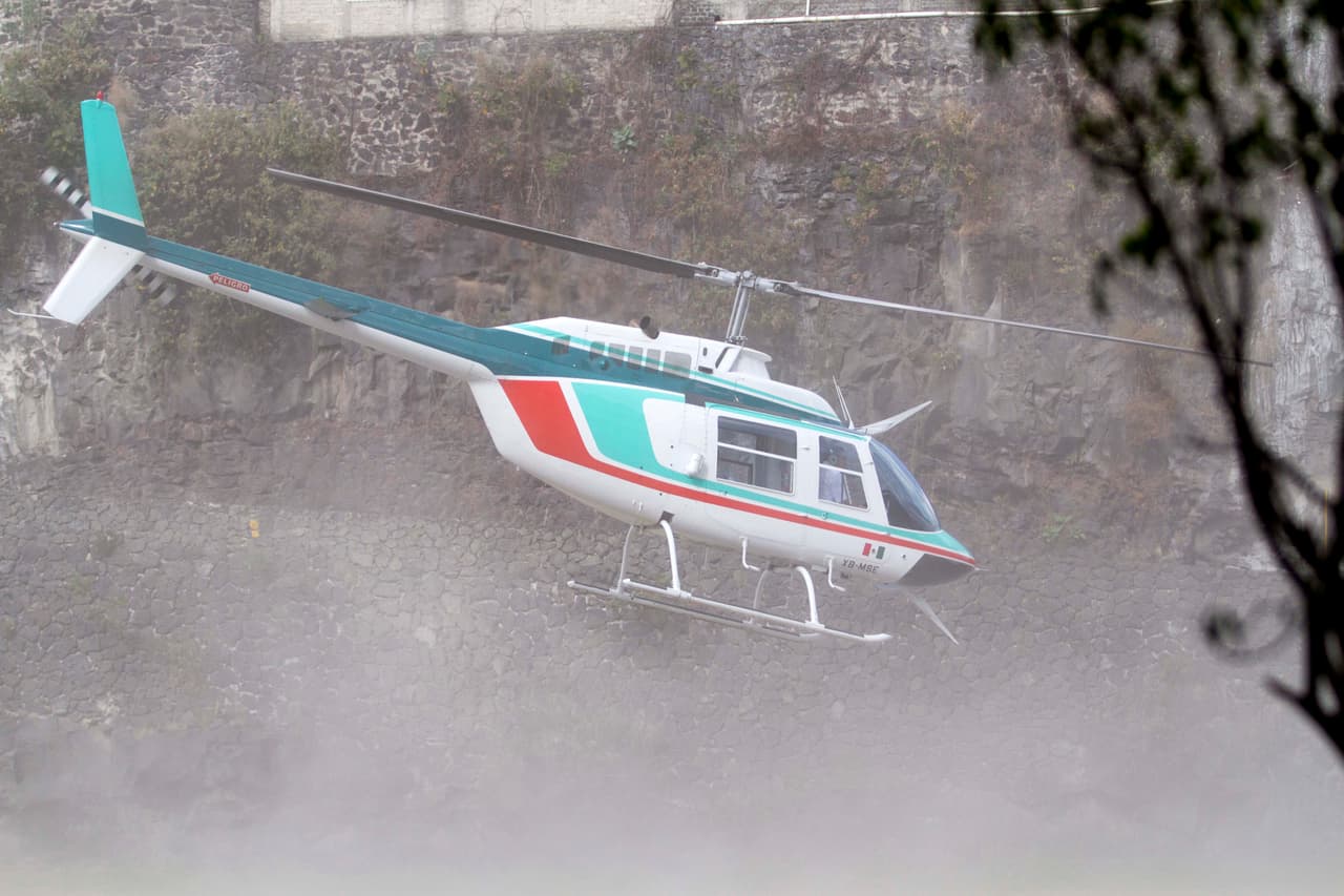 Para su mala suerte,
<b><a href="http://www.univision.com/series/la-piloto/la-piloto-yolanda-saco-del-hospital-a-su-tia-rosalba-en-helicoptero-escena-del-dia-video">Yolanda tomó el control del helicóptero y voló tan rápido como pudo con su tía Rosalba dentro</a></b>.