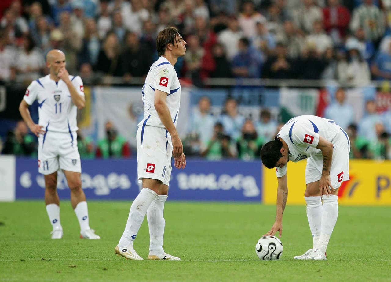También estaba el espigado goleador Savo Milosevic, quien con sus tantos 
<b>ayudó al Osasuna de Pamplona de Javier Aguirre a calificar a la Champions League en 2006.</b>
