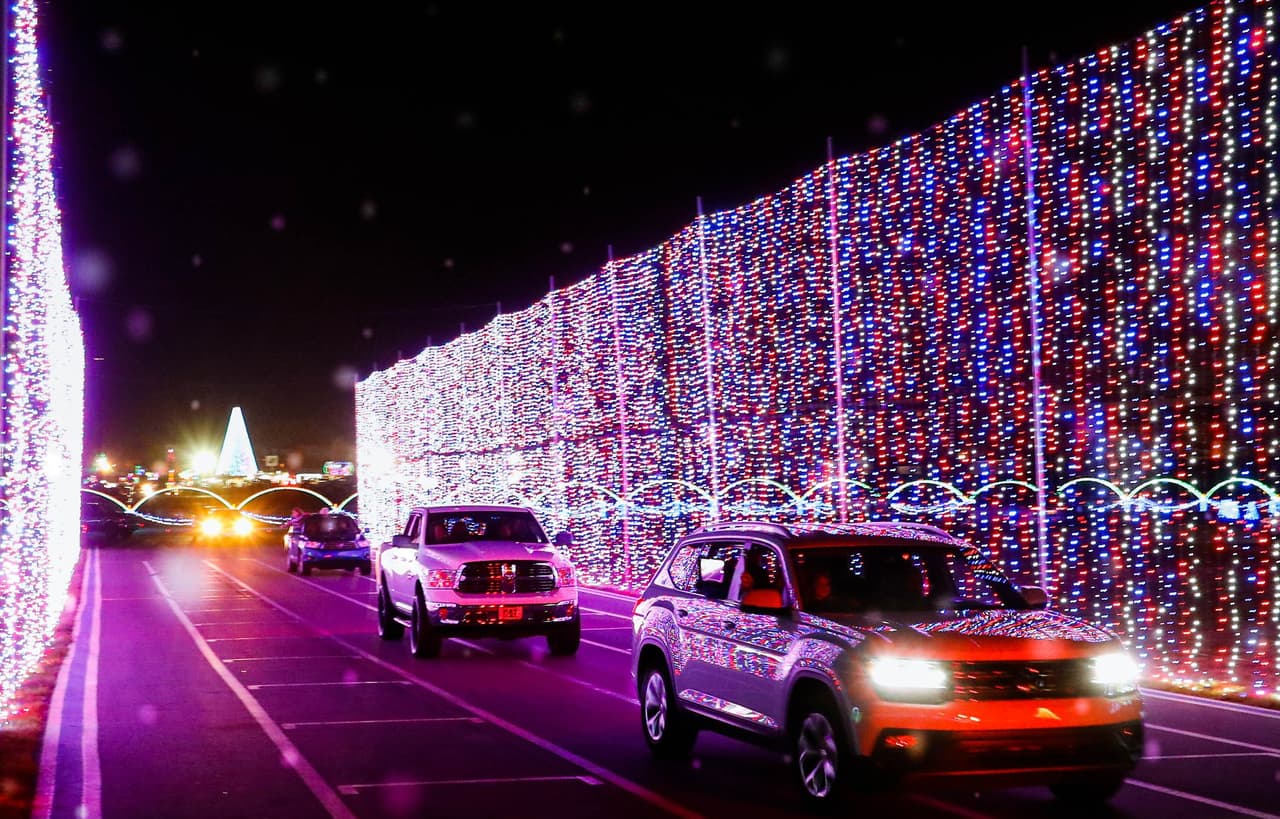 <b><a href="https://www.charlottemotorspeedway.com/events/speedway-christmas/">Speedway Christmas (Hasta el 8 de enero)</a></b>. Speedway Christmas presenta cuatro millones de luces LED navideñas esparcidas por un recorrido de cuatro millas, con pantallas y luces sincronizadas con música navideña.