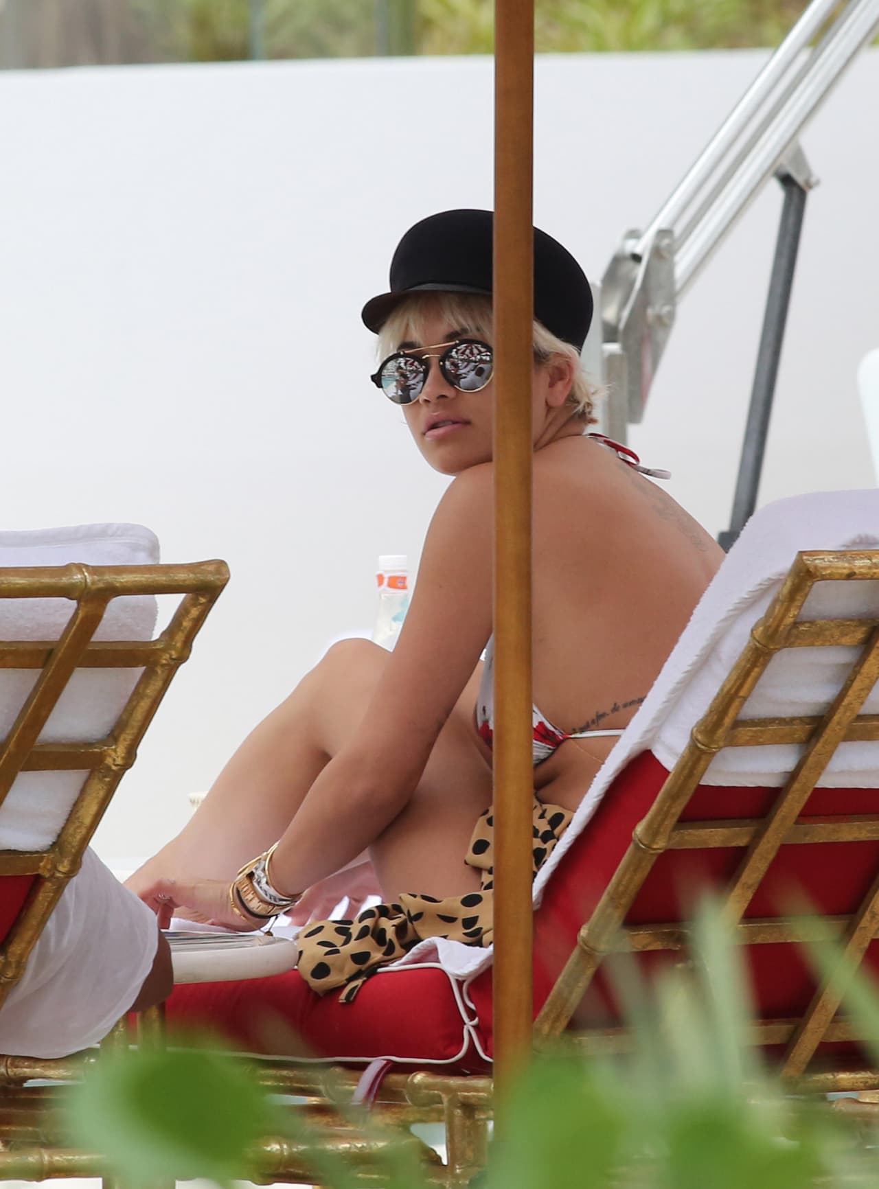 A pesar de que bronceó su cuerpo, la cantante cubrió sus ojos y su cabellera todo el tiempo.