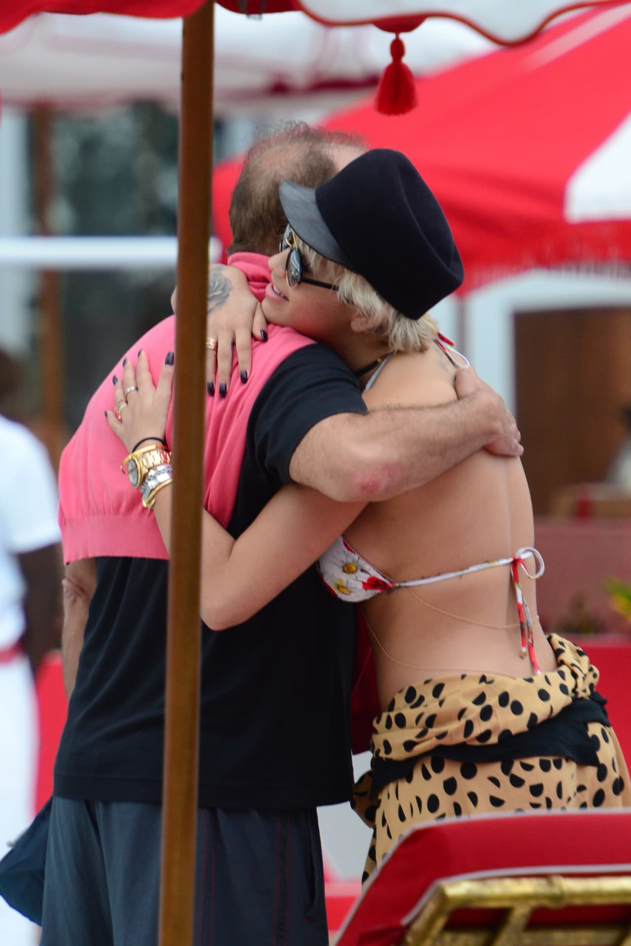 Ora abrazó a algunos amigos que llegaron después.