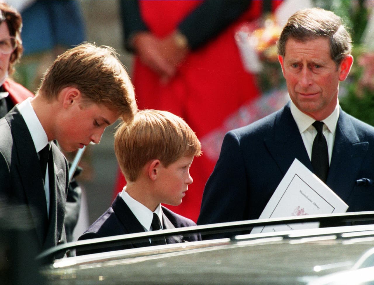 El Príncipe William, su hermano Harry y su padre el Príncipe Carlos después del funeral de Lady Di.