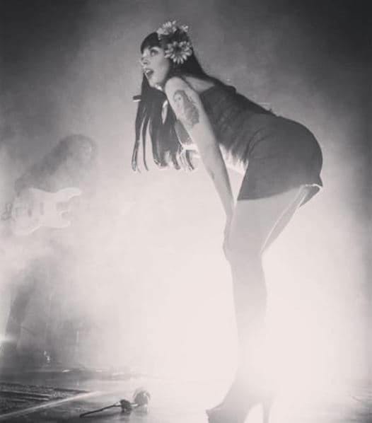 La sensualidad de la cantante Mon Laferte es innegable, algo a lo que le ha sabido sacar provecho a la hora de interpretar sus canciones.